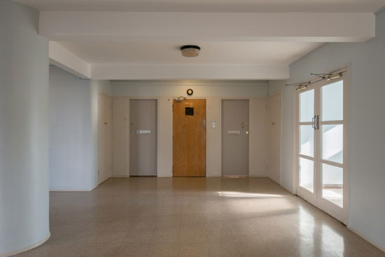 1930s art deco: Apartment in the Frederick Gibberd-designed Pullman Court, London SW2