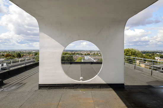 On the market: Apartment in the 1930s Frederick Gibberd-designed Pullman Court in London SW2