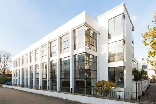 Apartment in the 1930s Sir Owen Williams Pioneer Centre in London SE15