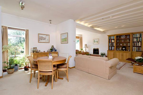pol3 1960s three-bedroom single-storey property in London SW16
