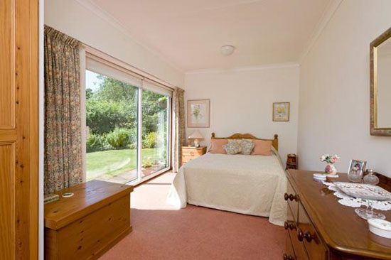 pol5 1960s three-bedroom single-storey property in London SW16