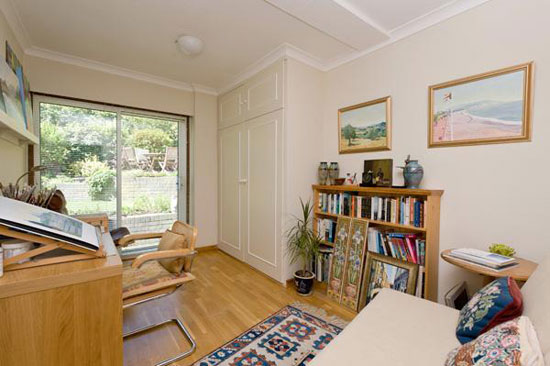 pol6 1960s three-bedroom single-storey property in London SW16