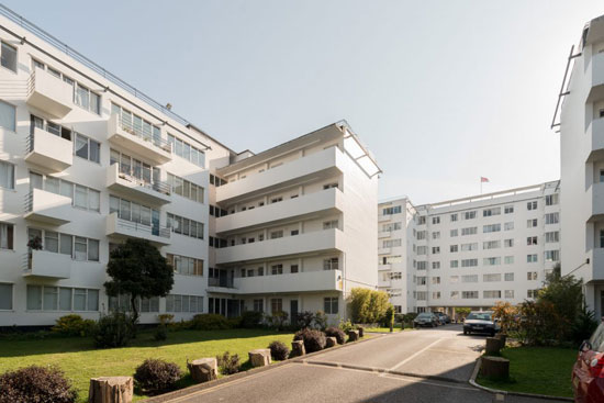 Art deco apartment: Flat in the 1930s Frederick Gibberd-designed Pullman Court, London SW2