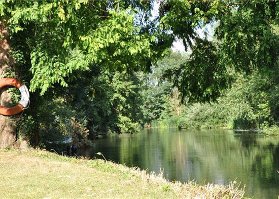 John Pardey waterside modern house in Reading, Berkshire