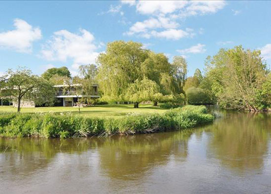 John Pardey waterside modern house in Reading, Berkshire