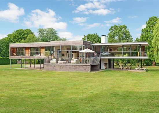 John Pardey waterside modern house in Reading, Berkshire