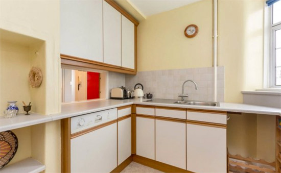 Three-bedroom apartment in the Ravelston Garden art deco building in Ravelston, Edinburgh