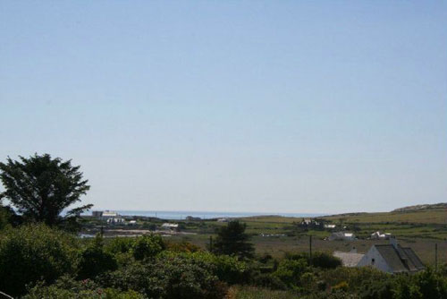 rhos4 Midcentury-style four-bedroom bungalow in Rhoscolyn, Anglesey, North Wales