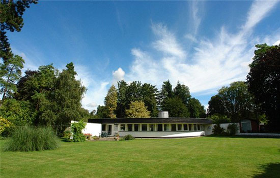 1960s Bicknell and Hamilton-designed Jordley curved modernist property in Goring-on-Thames, Oxfordshire