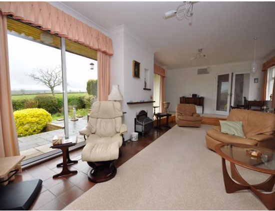 som2 1970s Kenneth Steel-designed midcentury-style house in Taunton, Somerset