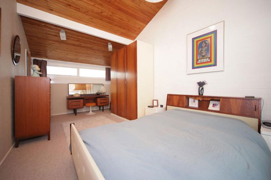 span3 1960s Eric Lyons-designed three-bedroom Span house in New Ash Green, Kent