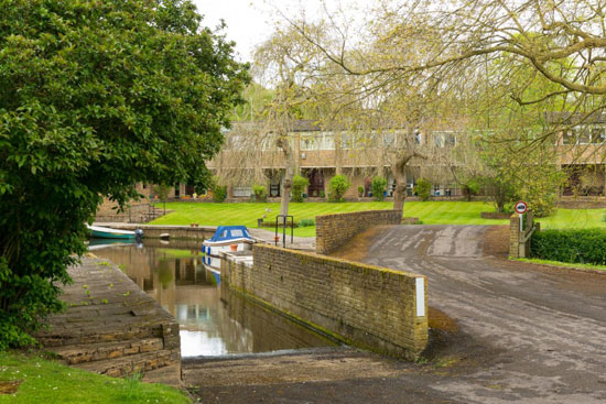 1970s Oxford Architects Partnership-designed midcentury property in Cleave Court, Streatley-on-Thames, Berkshire