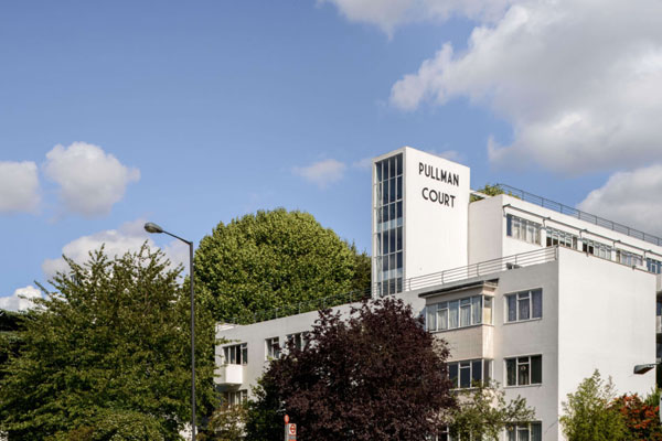 Apartment in Frederick Gibberd’s 1930s modernist Pullman Court in Streatham Hill, London SW2