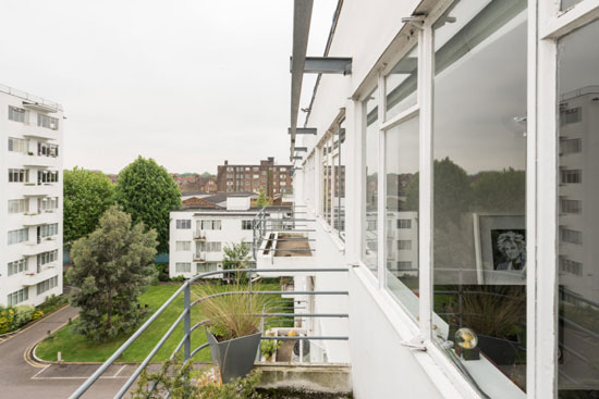 Apartment in Frederick Gibberd’s 1930s modernist Pullman Court in Streatham Hill, London SW2