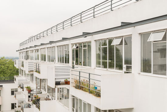 Apartment in Frederick Gibberd’s 1930s modernist Pullman Court in Streatham Hill, London SW2