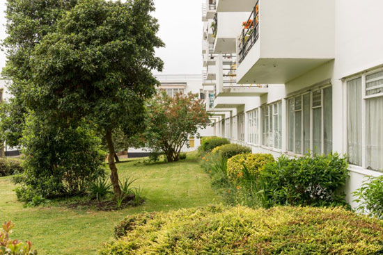 Apartment in Frederick Gibberd’s 1930s modernist Pullman Court in Streatham Hill, London SW2