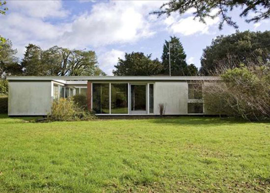 strat1 1960s architect-designed single-story property in Alveston, Stratford-upon-Avon, Warwickshire