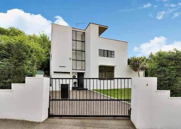 1930s modernism to let: Grade II-listed The First Sun House four-bedroomed house in Amersham, Buckinghamshire