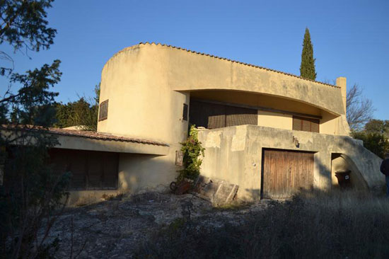 In need of renovation: 1970s architect-designed modernist villa in Uzes, Southern France