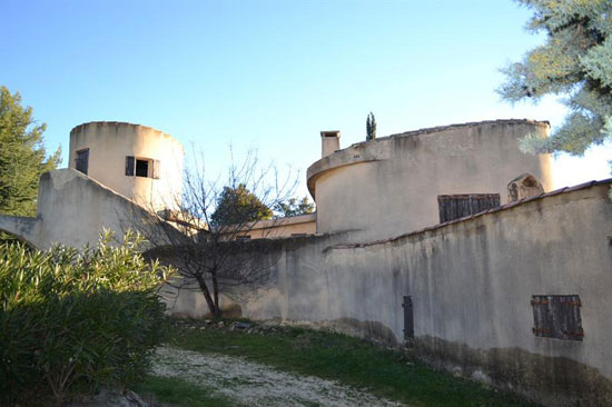 1970s architect-designed modernist villa in Uzes, Southern France