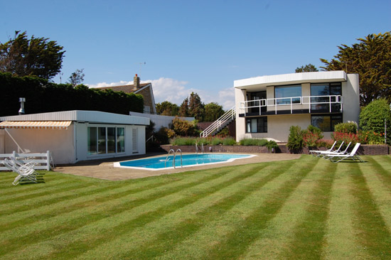 Holiday let: 1960s grade II-listed Vista Point by Patrick Gwynne in Angmering, West Sussex