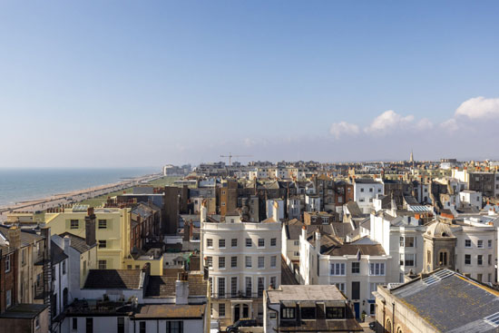 Apartment in 1930s Wells Coates Embassy Court building in Brighton, East Sussex