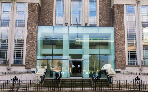 Art deco apartment: Flat in the 1930s Wallis, Gilbert and Partners-designed Wallis House in Brentford, London TW8