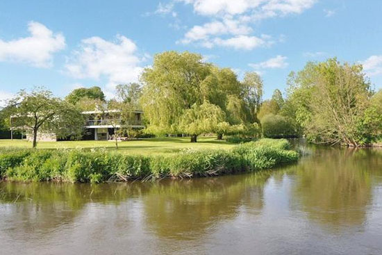 John Pardey-designed contemporary modernist property in Wargrave, Berkshire