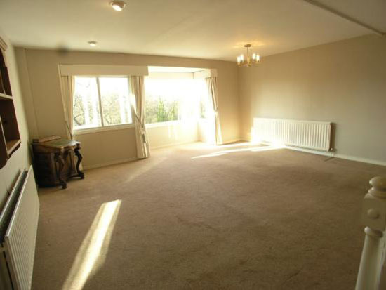 wey2 1960s three-bedroom Span House in Lakeside, Weybridge, Surrey