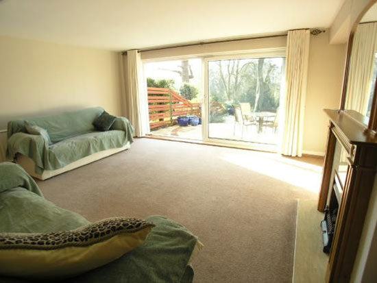 wey3 1960s three-bedroom Span House in Lakeside, Weybridge, Surrey