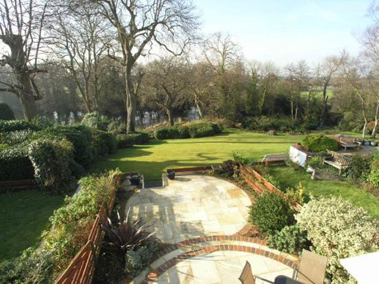 wey4 1960s three-bedroom Span House in Lakeside, Weybridge, Surrey