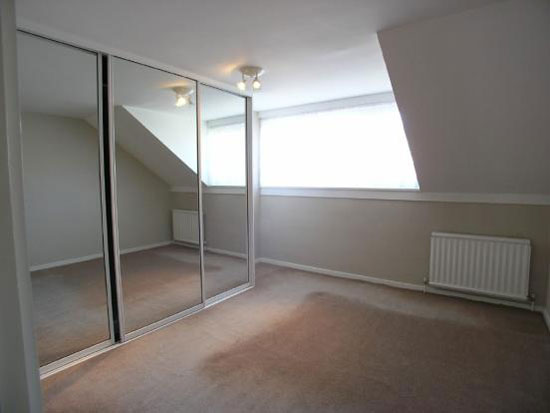 wey5 1960s three-bedroom Span House in Lakeside, Weybridge, Surrey