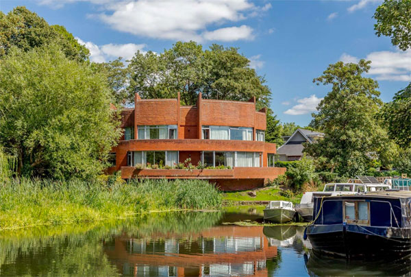 1970s riverside modern house in Windsor, Berkshire