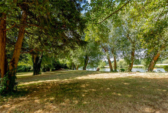 1970s riverside modern house in Windsor, Berkshire