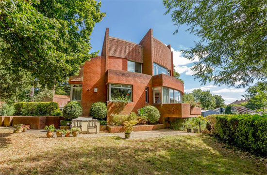 1970s riverside modern house in Windsor, Berkshire