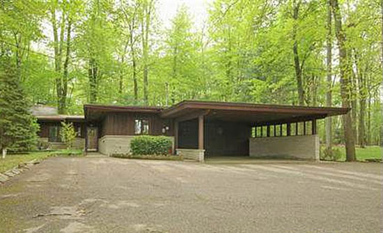 1950s Frank Lloyd Wright-inspired three-bedroom property in Battle Creek, Missouri, USA